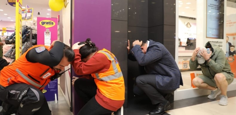 Serdivan AVM'de deprem tatbikatı