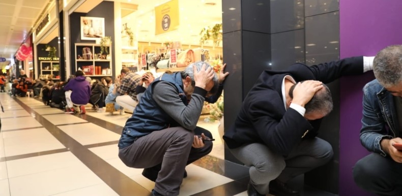 Serdivan AVM'de deprem tatbikatı