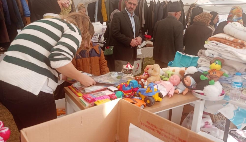 Serdivan Belediyesi, depremzedeler için hayır çarşısı kurdu