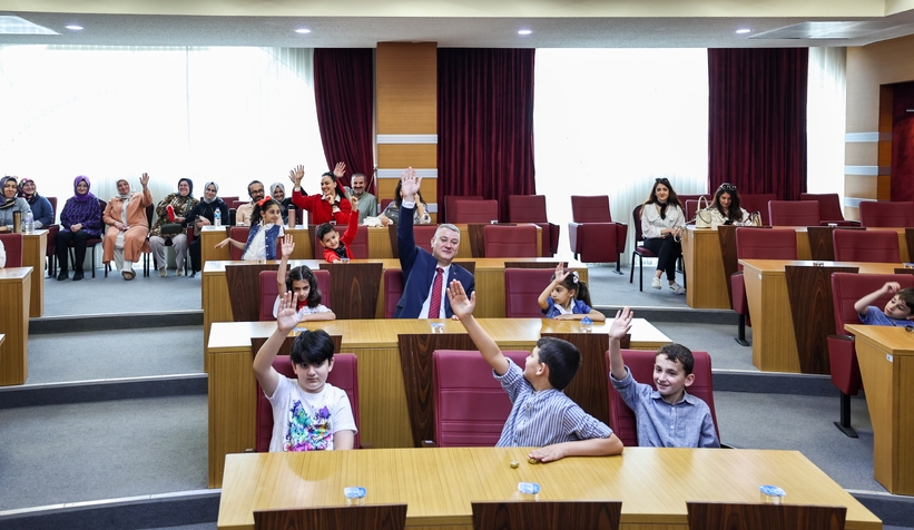 serdivan-belediyesi-meclisinde-soz-hakki-cocuklarinewdtuddnul
