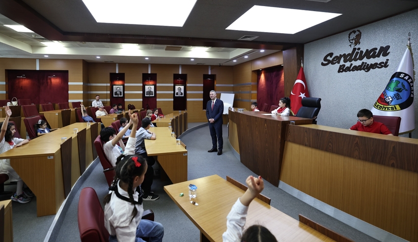 serdivan-belediyesi-meclisinde-soz-hakki-cocuklarinewdtuddnul