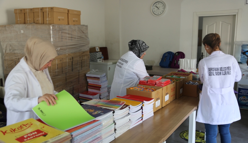 Serdivan Belediyesi’nden öğrencilere kırtasiye desteği