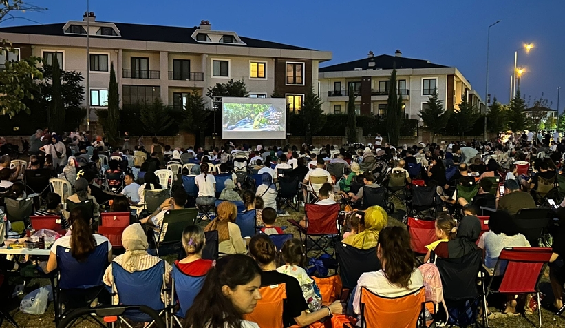 Serdivan'da açık havada sinema keyfi 