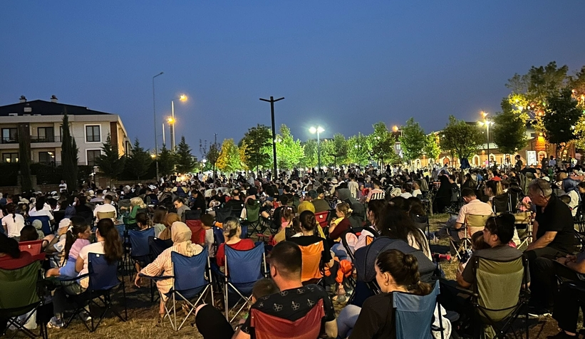 Serdivan'da açık havada sinema keyfi 