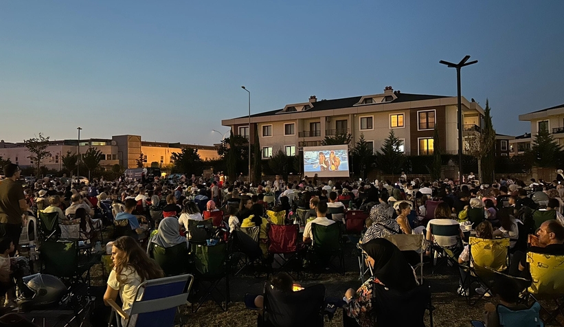 Serdivan'da açık havada sinema keyfi 