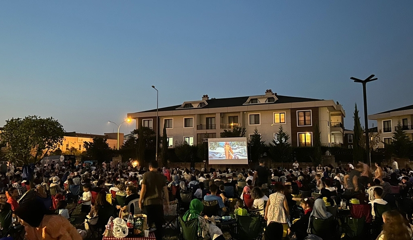 Serdivan'da açık havada sinema keyfi 
