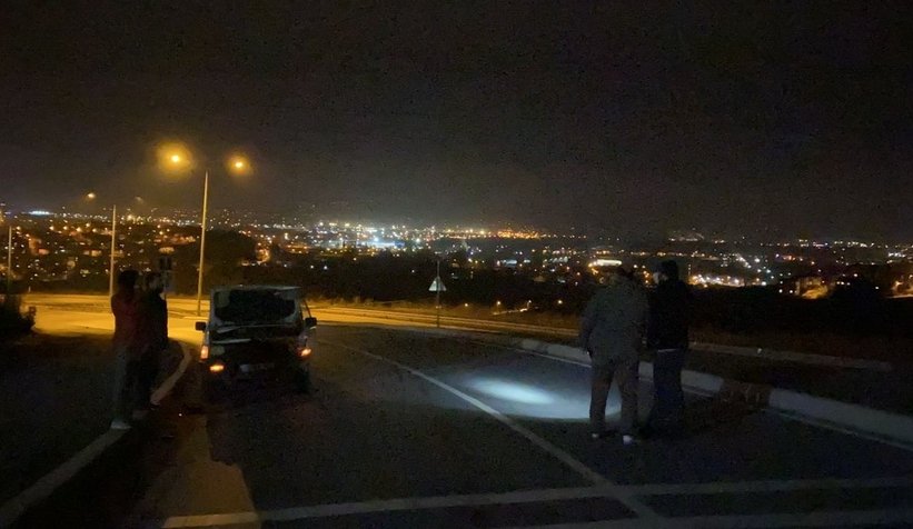 Serdivan'da bir araca uzun namlulu silahlarla saldırı