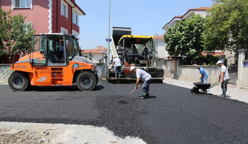 serdivan-da-asfalt-seferberligi-devam-ediyory3dkrvo5sj