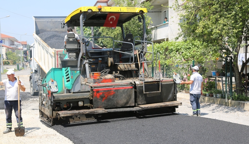serdivan-da-asfalt-seferberligi-devam-ediyory3dkrvo5sj
