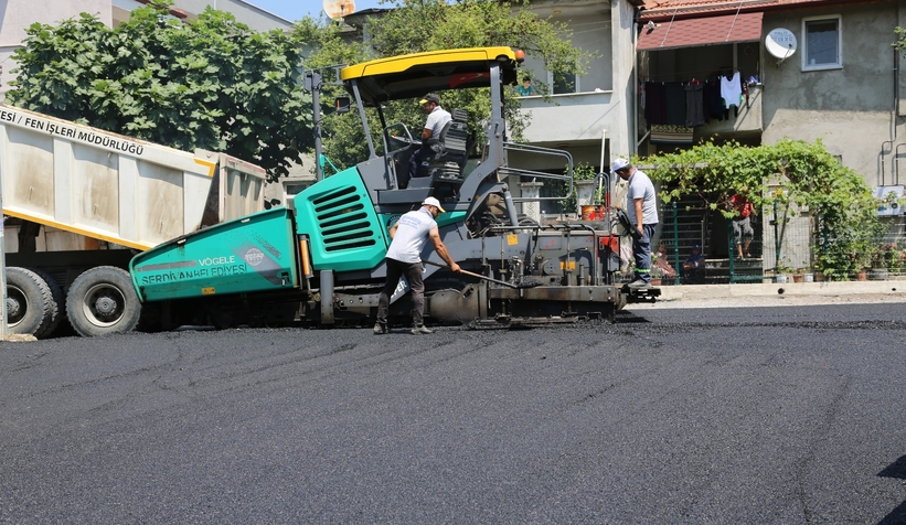 serdivan-da-asfalt-seferberligi-devam-ediyory3dkrvo5sj