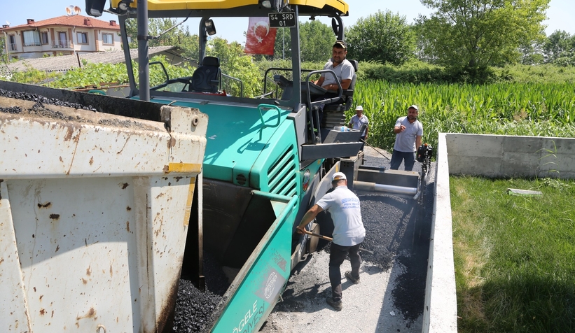 serdivan-da-asfalt-seferberligi-devam-ediyory3dkrvo5sj