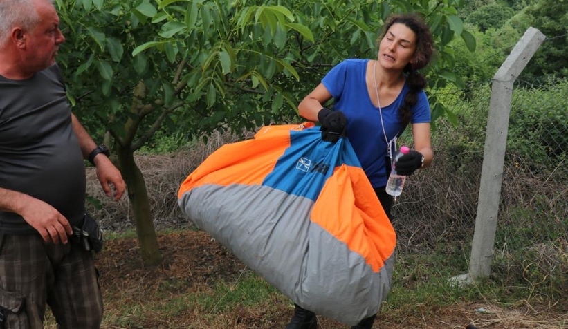 Serdivan'da kadın paraşütçü ağaçlık alana çakıldı