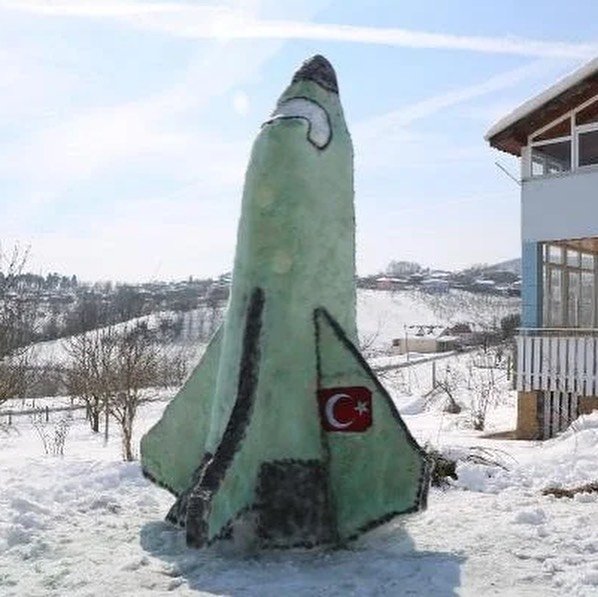 Serdivan'da kardan uzay mekiği yaptı