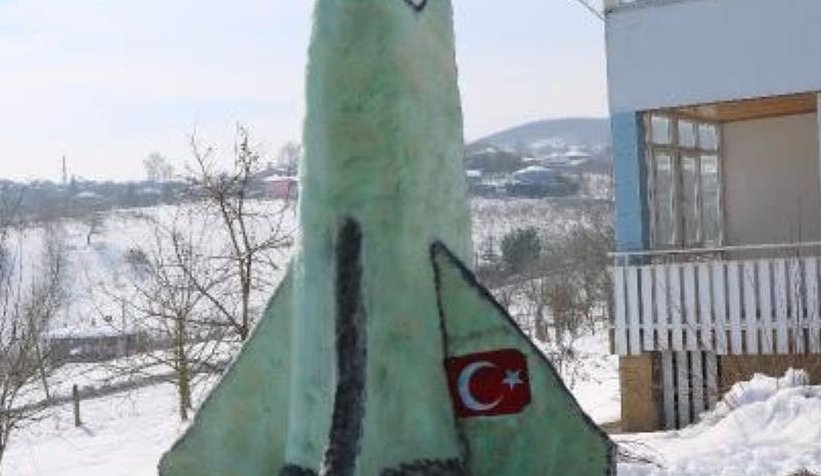 Serdivan'da kardan uzay mekiği yaptı