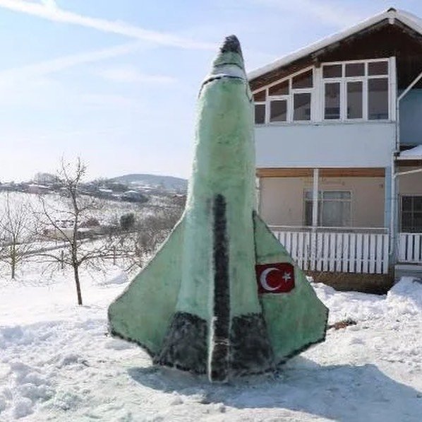Serdivan'da kardan uzay mekiği yaptı