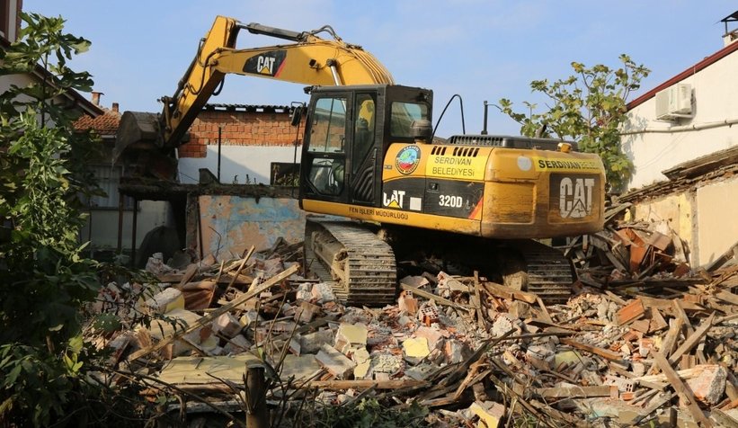 Serdivan'da metruk bina yıkıldı
