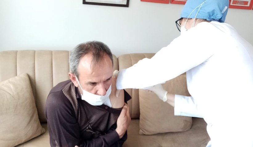 Serdivan'da muhtarlar ilk doz aşılarını oldu