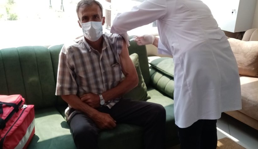 Serdivan'da muhtarlar ilk doz aşılarını oldu