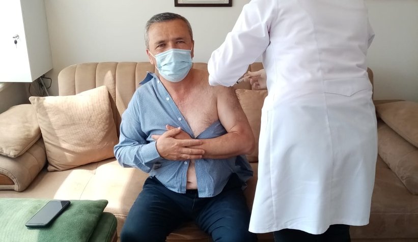 Serdivan'da muhtarlar ilk doz aşılarını oldu