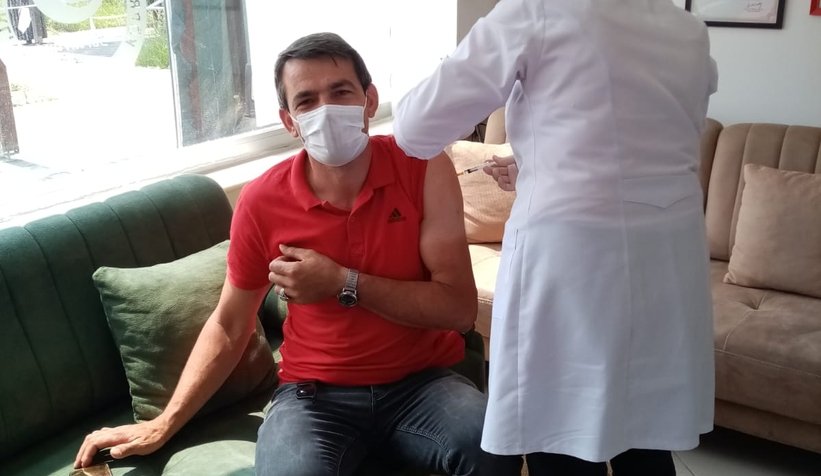 Serdivan'da muhtarlar ilk doz aşılarını oldu