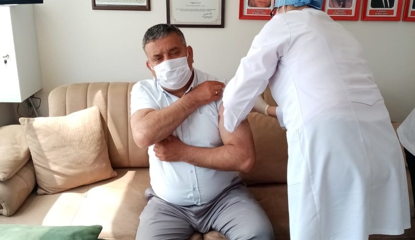 Serdivan'da muhtarlar ilk doz aşılarını oldu