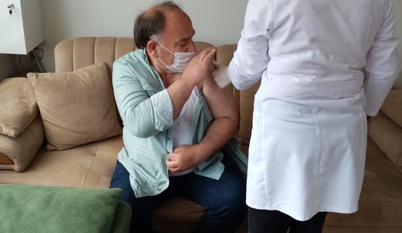 Serdivan'da muhtarlar ilk doz aşılarını oldu