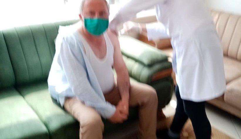 Serdivan'da muhtarlar ilk doz aşılarını oldu