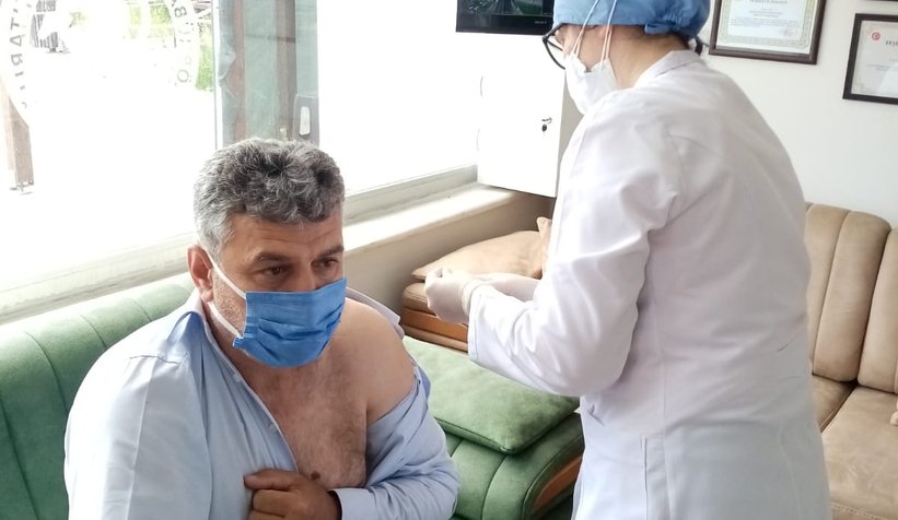 Serdivan'da muhtarlar ilk doz aşılarını oldu