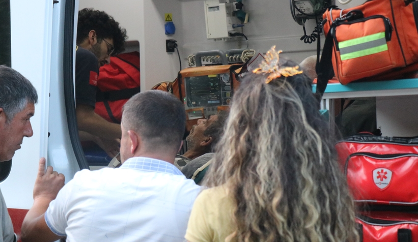 Serdivan'da traktör devrildi: 13 yaralı