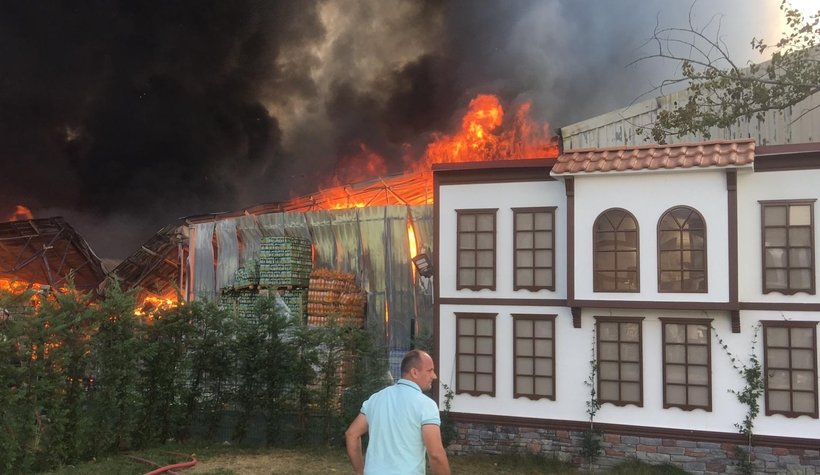 Süper marketler zincirinin deposu alev alev