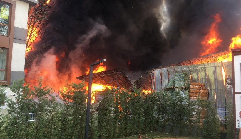 Süper marketler zincirinin deposu alev alev