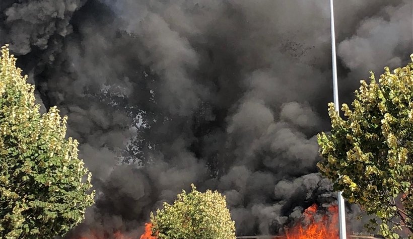 Süper marketler zincirinin deposu alev alev