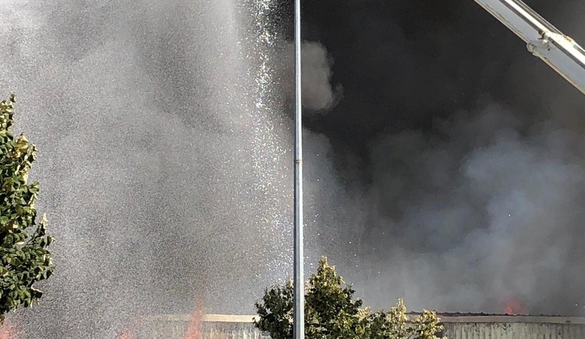 Süper marketler zincirinin deposu alev alev