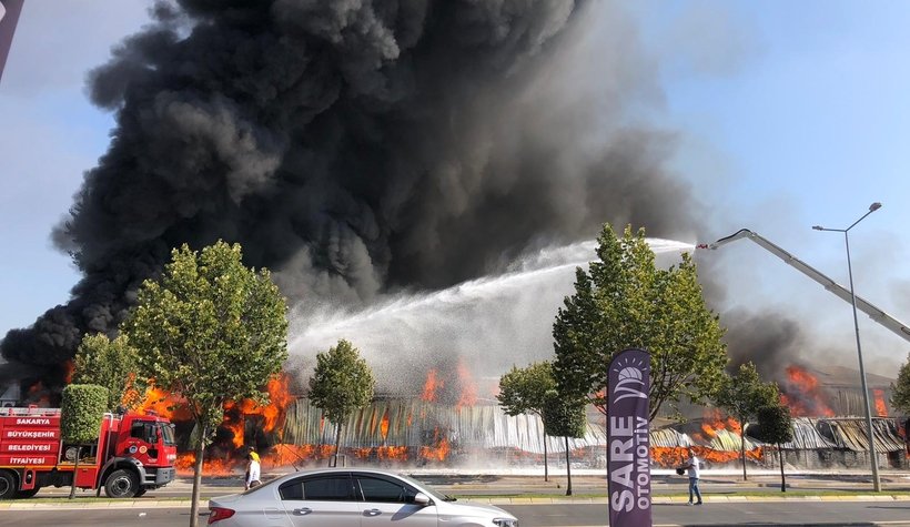 Süper marketler zincirinin deposu alev alev