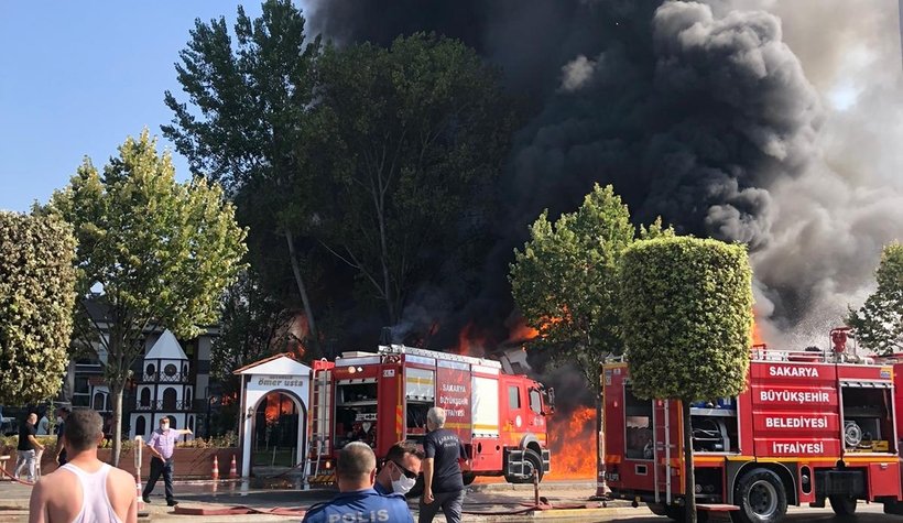 Süper marketler zincirinin deposu alev alev