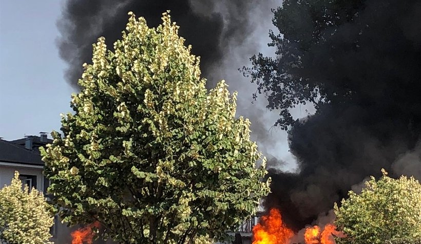 Süper marketler zincirinin deposu alev alev