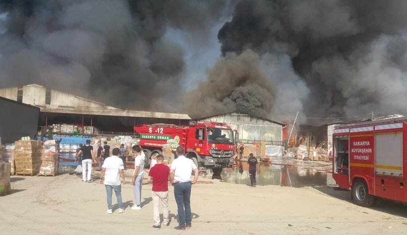 Süper marketler zincirinin deposu alev alev