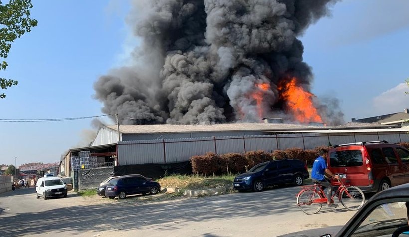 Süper marketler zincirinin deposu alev alev