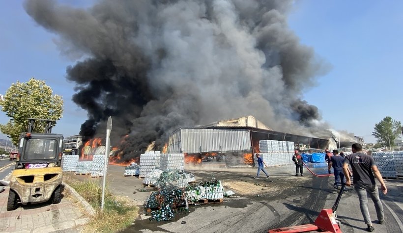 Süper marketler zincirinin deposu alev alev