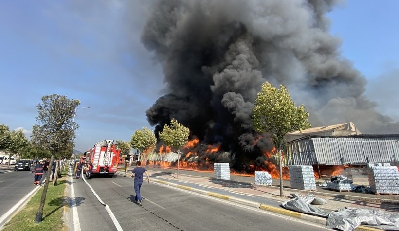 Süper marketler zincirinin deposu alev alev