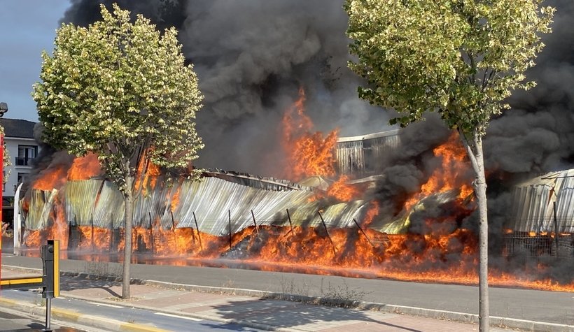 Süper marketler zincirinin deposu alev alev