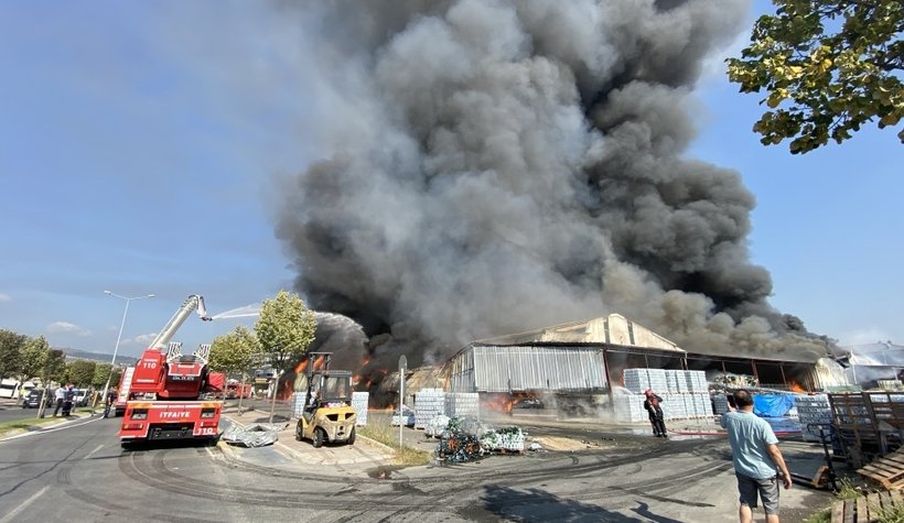 Süper marketler zincirinin deposu alev alev