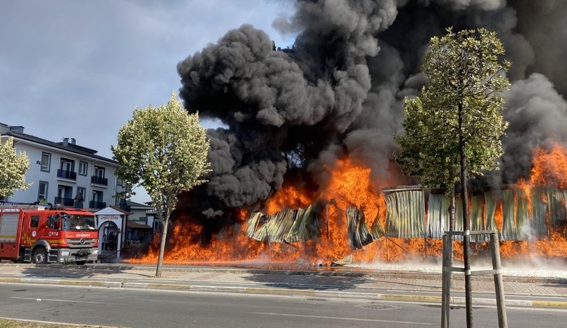 Süper marketler zincirinin deposu alev alev