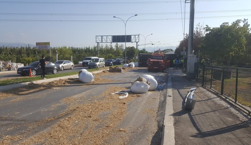Serdivan'da dehşet anları Hafif ticari aracı biçip devrildi