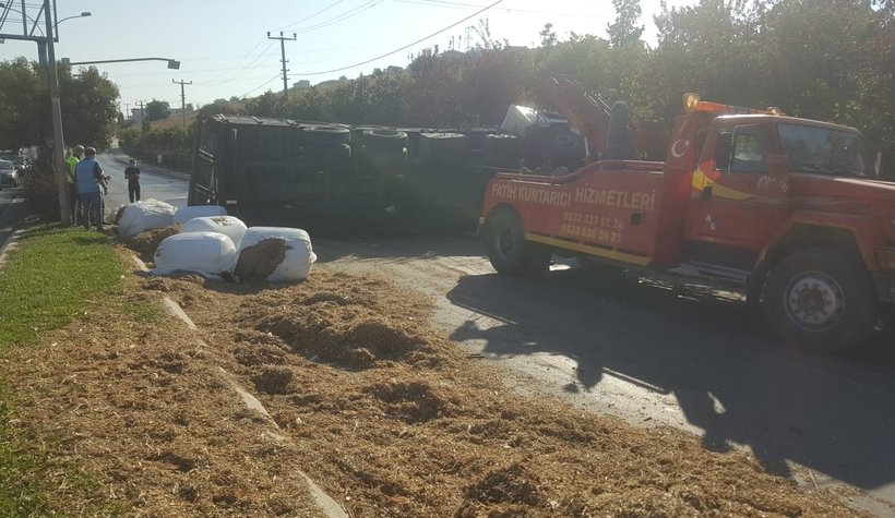 Serdivan'da dehşet anları Hafif ticari aracı biçip devrildi