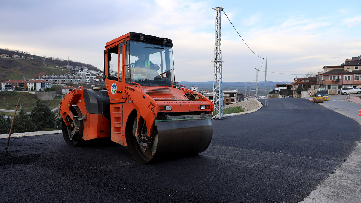 Serdivan'ın yeni arterinde asfalt atıldı