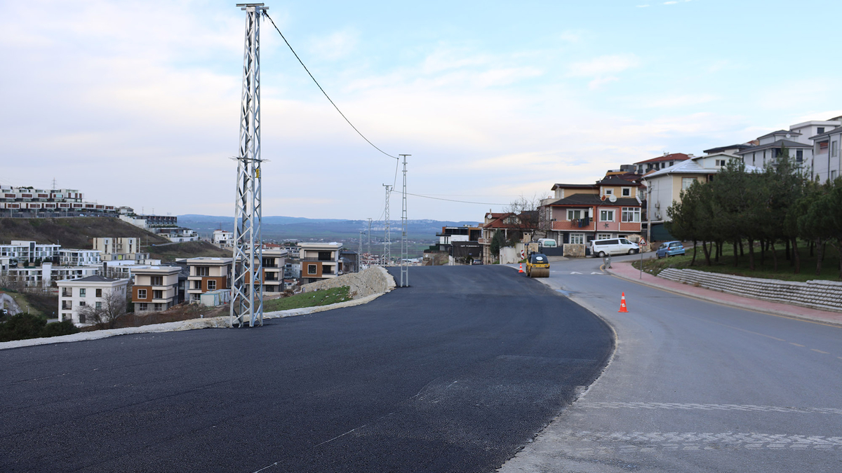 Serdivan'ın yeni arterinde asfalt atıldı