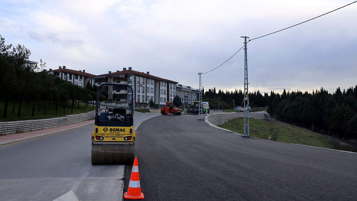Serdivan'ın yeni arterinde asfalt atıldı