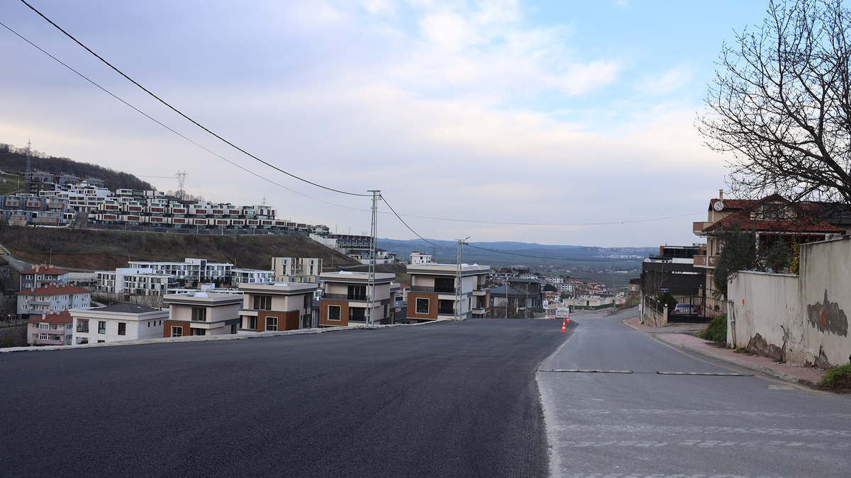 Serdivan'ın yeni arterinde asfalt atıldı