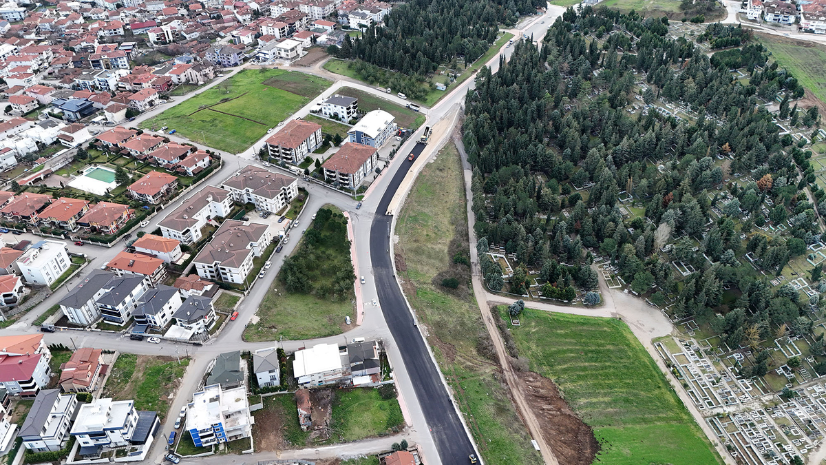 Serdivan'ın yeni arterinde asfalt atıldı